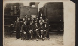 Zbiorowa fotografia pracownikow stacji Bełszno na tle parowozu